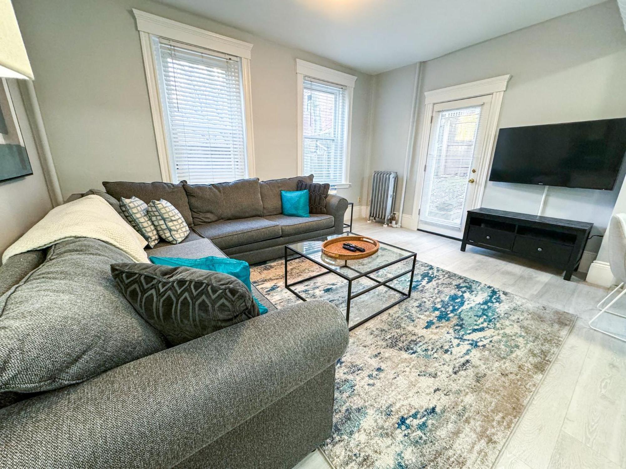 Huge,3 Bed,2Bath,Public Transport,Boston,Sleeps 9 Διαμέρισμα Μπρούκλαϊν Εξωτερικό φωτογραφία
